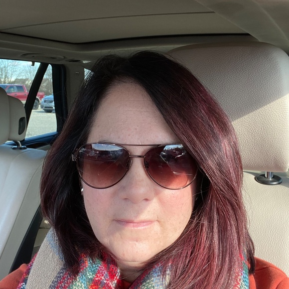 Meet your Posher, Heather - Picture 2 of 2